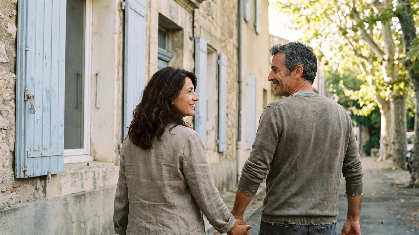 Couple de propriétaires devant leur logement à Aix-en-Provence, rachat de crédits 100 % en ligne avec C-rédit